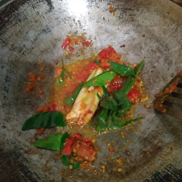 Masukkan asam Jawa, serai, daun jeruk dan daun kunyit. Tumis sampai harum.