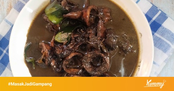 Daftar bahan-bahan cumi masak hitam dalam wadah kayu