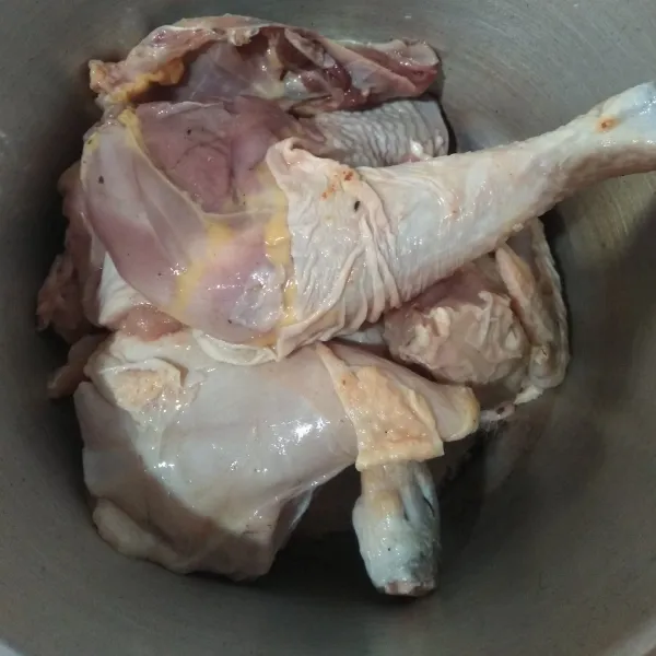 Potong ayam sesuai selera dan cuci bersih