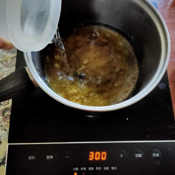 Kemudian masukkan air, masak hingga karamel larut dengan air.