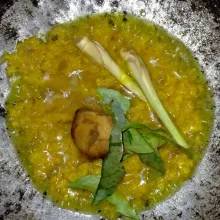 Panaskan minyak. Tumis bumbu halus beserta sereh, daun jeruk dan lengkuas hingga bumbu matang.