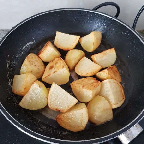 Goreng kentang dengan minyak secukupnya hingha kuning kecoklatan