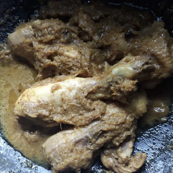 Ungkep ayam dengan api sedang, tunggu sampai airnya menyusut dan bumbunya menyerap ke ayam.