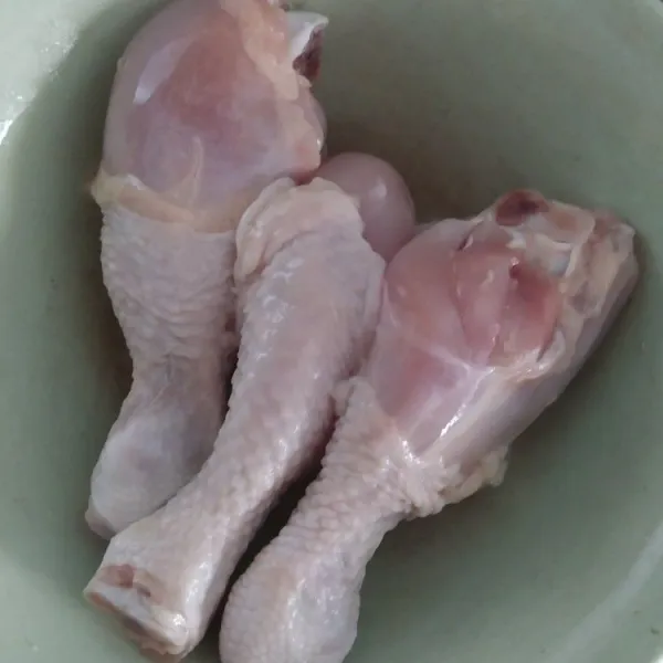 Cuci bersih paha ayam, sisihkan.