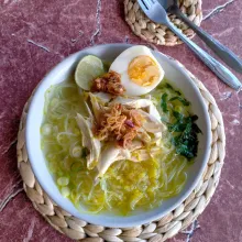 Tata dalam mangkuk saji: bihun, suwiran ayam, irisan daun bawang dan seledri. Siram kuah soto. Sajikan dengan taburan bawang merah goreng, potongan jeruk nipis, telur rebus dan sambal.