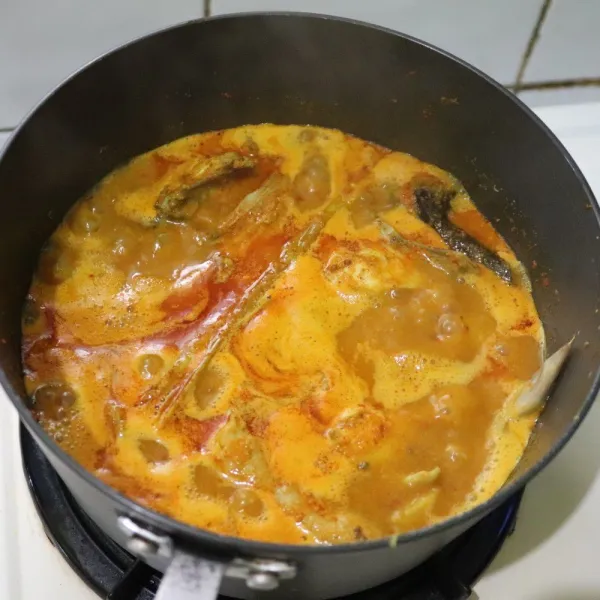 Masak hingga empuk lalu masukan santan kental dan beri penyedap serta koreksi rasa.