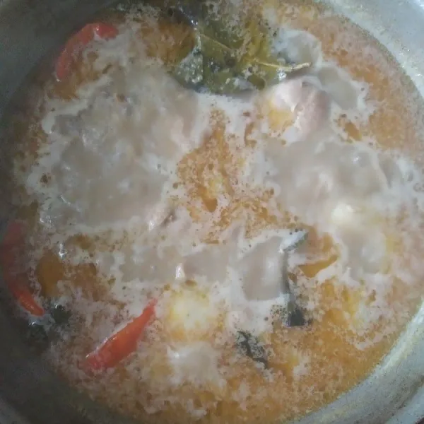 Tambahkan santan kental sambil diaduk agar santan tidak pecah. Masak hingga kuah agak menyusut. Gule ayam telur siap dinikmati.