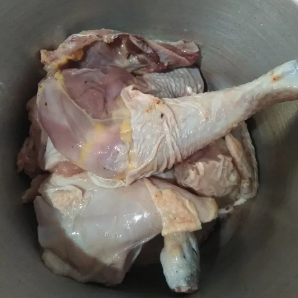 Potong ayam sesuai selera.