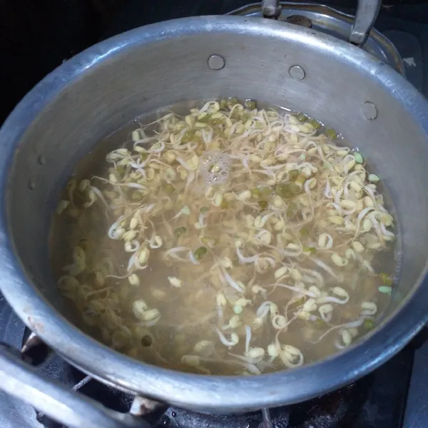 Rebus tauge, kacang panjang, dan daun bayam secara terpisah (sayuran bisa diganti sesuai selera dan ketersediaan)