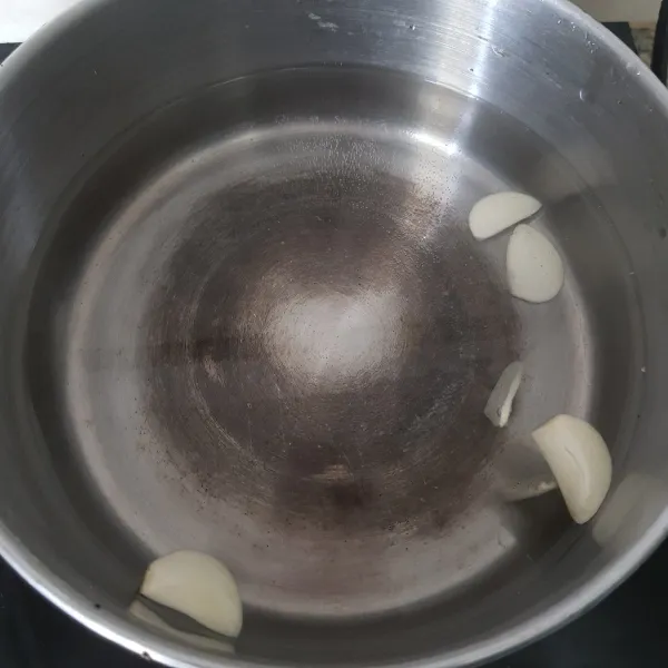 Didihkan air dan masukkan bawang putih
