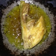 Angkat ayam lalu goreng hingga matang, suwir-suwir.