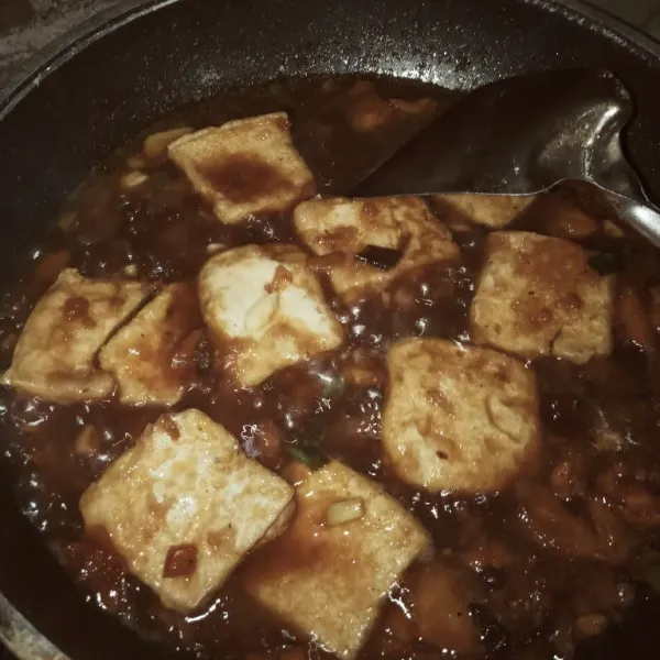 Masukkan tahu, masak sampai matang, lalu angkat dan sajikan