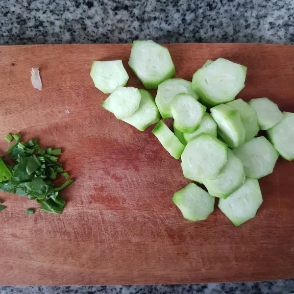 Potong-potong oyong dan daun seledri