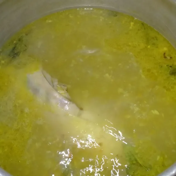 Masukkan tumisan campuran bumbu ke dalam air rebusan ayam. Tambahkan garam dan kaldu bubuk. Masak hingga mendidih. Tes rasa, angkat.