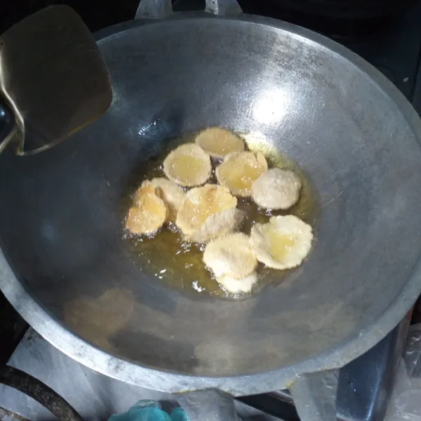 Goreng emping sebagai pelengkap