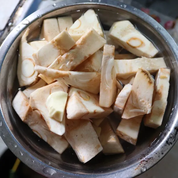Siapkan nangka yang telah di cuci bersih , potong sesuai selera.