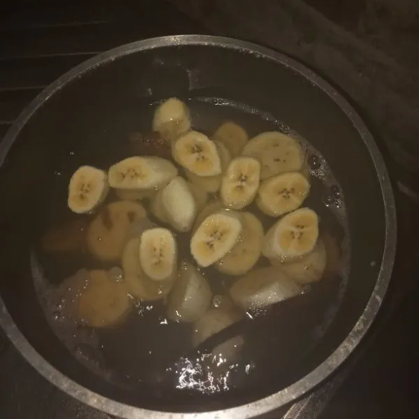 Masukkan pisang, aduk rata, masak sampai matang.