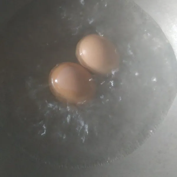 Rebus telur ayam hingga matang, lalu kupas kulitnya, sisihkan.