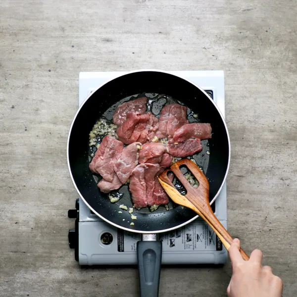 Masukkan daging ke dalam wajan.