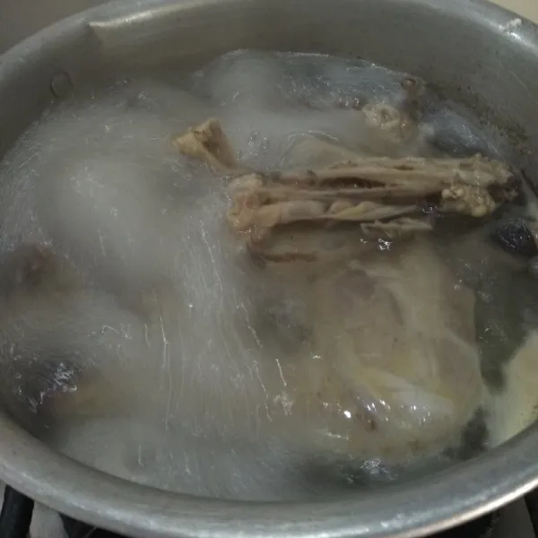 Rebus daging ayam sampai empuk.