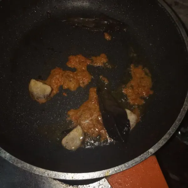 Siapkan wajan dan masukan minyak goreng lalu tumis bumbu halus sampai harum. Masukan lengkuas dan daun salam.