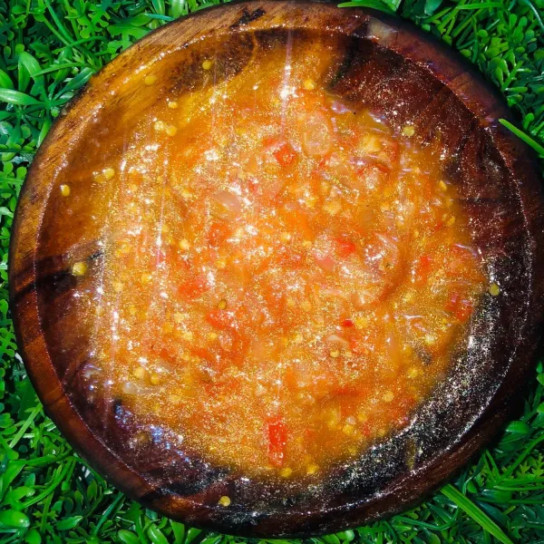 Sambal tomat mentah praktis siap disajikan.