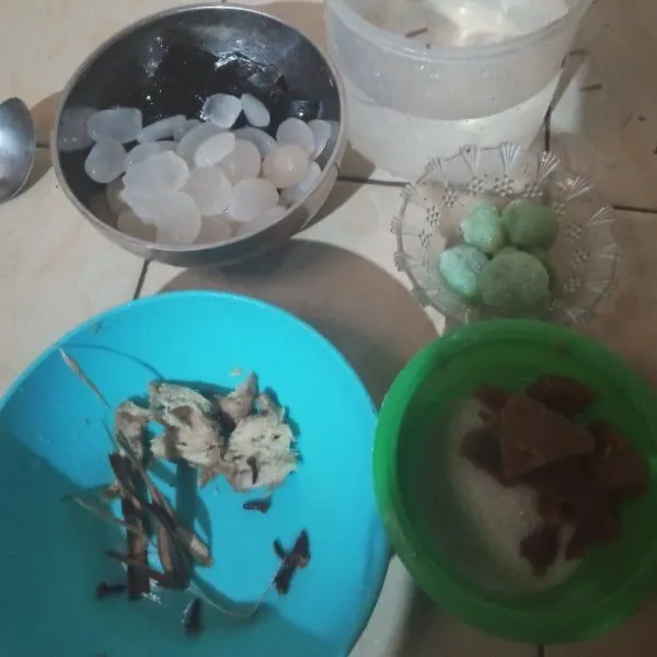 Siapkan jahe, kayu manis, gula merah sisir, gula pasir, dan cengkeh.