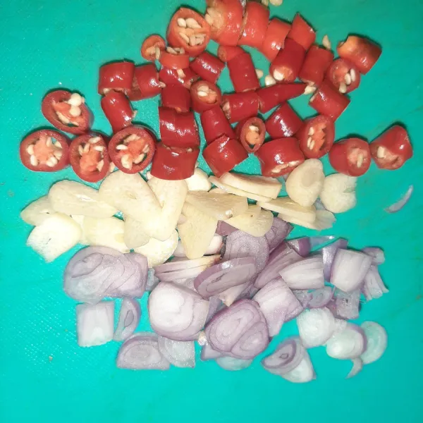 Potong tipis cabai, bawang merah dan putih