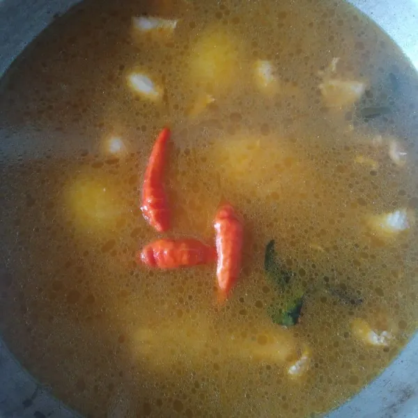 Tambahkan air kaldu, masukkan telur, dan juga cabe rawit, masak hingga mendidih. Tambahkan garam, merica dan gula pasir, lakukan tes rasa, masak kembali.