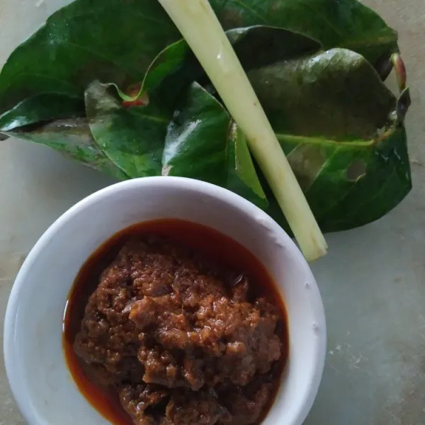 Haluskan bumbu dan cuci bersih semua bahan.