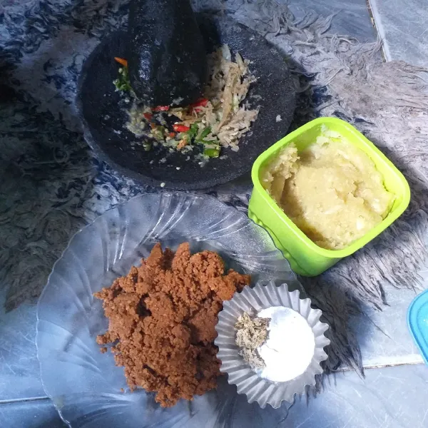 Siapkan semua bahan. Haluskan kencur, cabai rawit, garam, dan bawang putih, lalu ulek halus.
