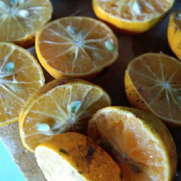 Belah 2 masing masing jeruk peras
