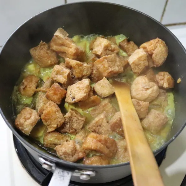 Masukan nangka dan tahu beri air matang.