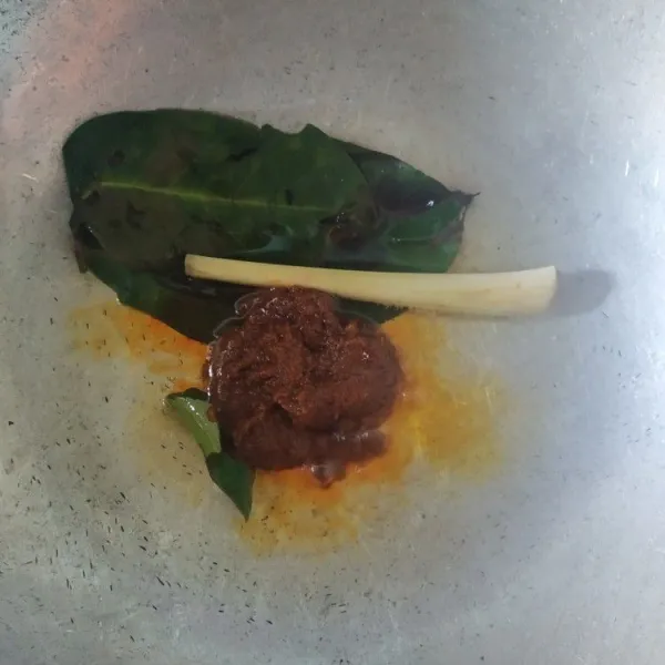 Panaskan minyak tumis bumbu halus dan bahan rempah lainnya hingga harum.