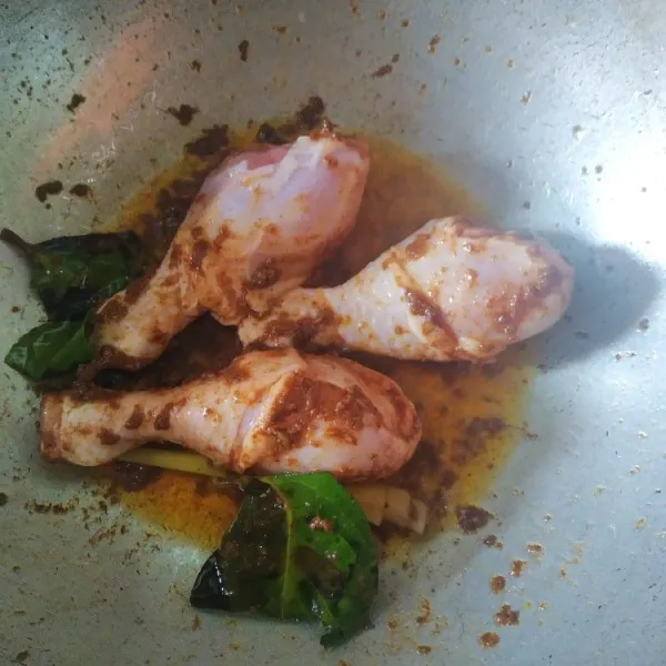 Masukkan paha ayam, aduk hingga bumbu merata.