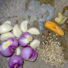 Siapkan bumbu yang akan dihaluskan. Uleg hingga benar-benar halus.