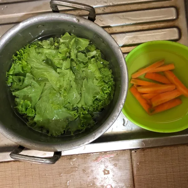 Cuci hingga bersih selada dan wortel.