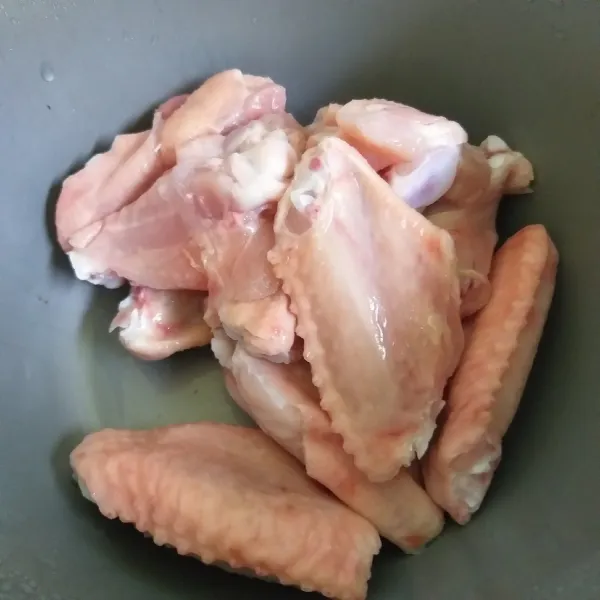 Potong kecil ayam dan bersihkan, kemudian tiriskan.