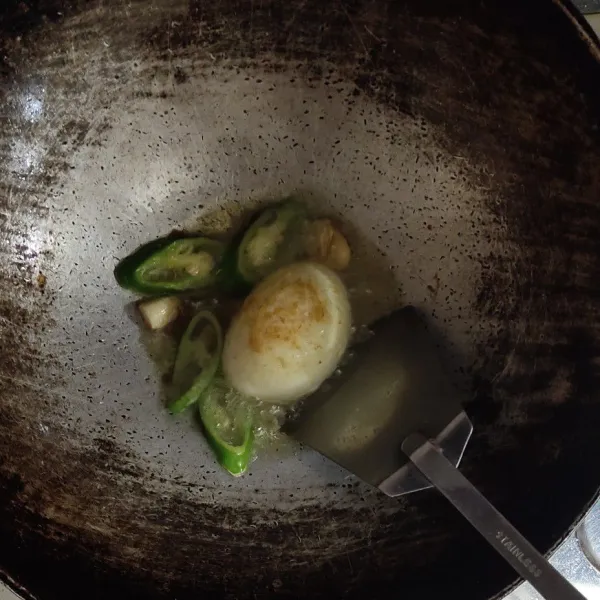 Tumis bawang putih dan cabai hijau, masukkan telur