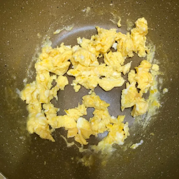 Goreng telur dengan minyak dan buat menjadi orak arik telur (scrambled egg)