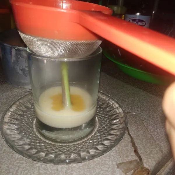 Dalam gelas tuang susu kental manis, kemudian tambahkan air rebusan (saring)