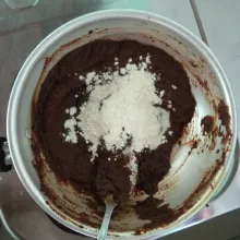 Lalu masukan amoy, kecap asin, dan tepung terigu sangrai. Aduk hingga ...