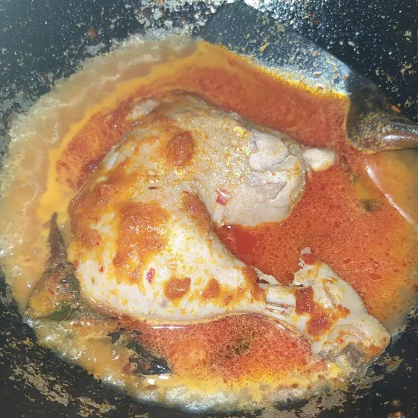 Masukkan ayam lalu tumis sebentar. Beri air dan bumbu lain. Masak sampai air asat dan ayam empuk. Angkat ayam dan pisahkan dengan bumbu.