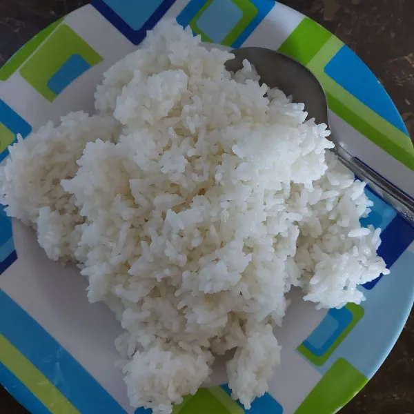 Siapkan 500 gram nasi putih hangat. Campurkan dengan nori yang sudah dipotong kecil-kecil.