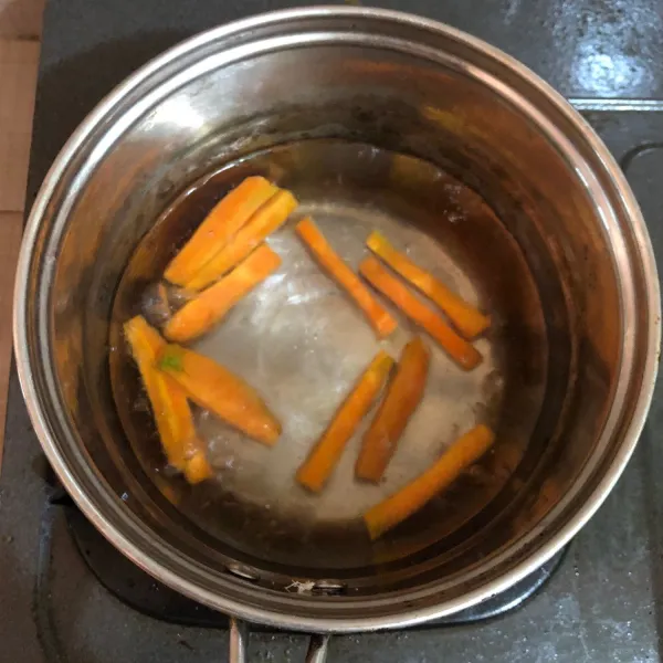 Rebus wortel selama 3 menit didalam air yang mendidih. Setelah 3 menit angkat dan tiriskan wortel lalu tata di atas piring bersama dengan selada yang sudah bersih.