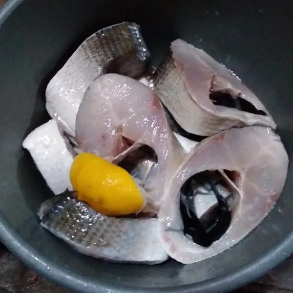 Bersihkan ikan bandeng. Kemudian potong sesuai selera. Bilas dengan air mengalir hingga bersih. Lumuri ikan bandeng dengan air perasan jeruk lemon.