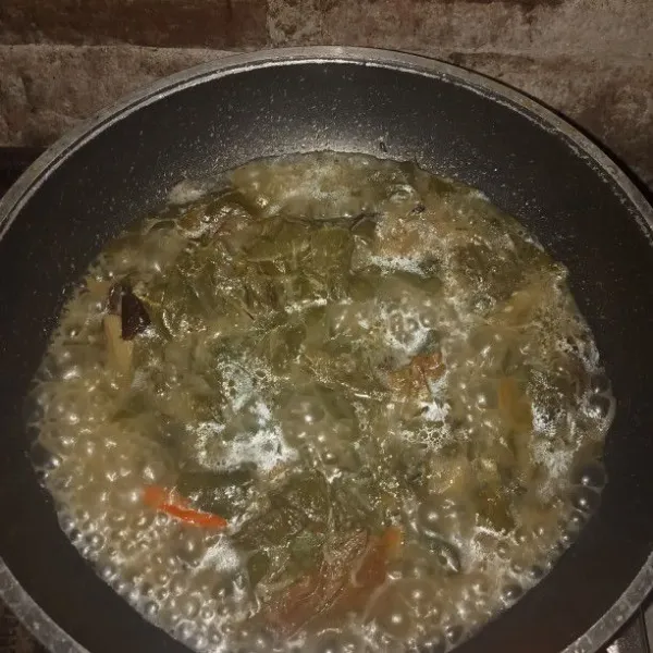 Masukkan daun talas dan aduk sampai lembut. Masak sampai matang, koreksi rasa, angkat dan sajikan