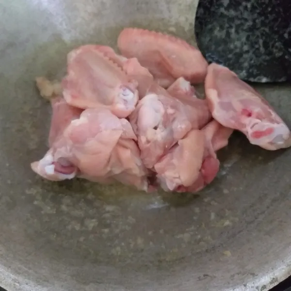 Tambahkan ayam dan tumis sampai berubah warna.