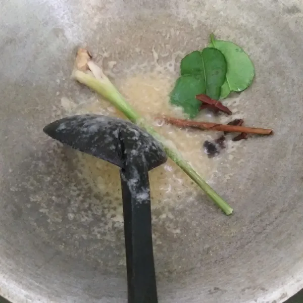 Setelah bumbu harum, masukkan sereh, daun jeruk, kayu manis, cengkeh dan pekak.
