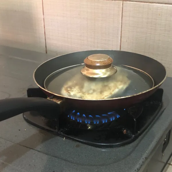 Setelah 1,5 menit balik dada ayam, panggang sisi yang lain dengan api kecil dan tutup teflon selama 6 menit.
